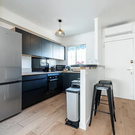 2 Bedrooms Center, Balcony - Happy Apartment *