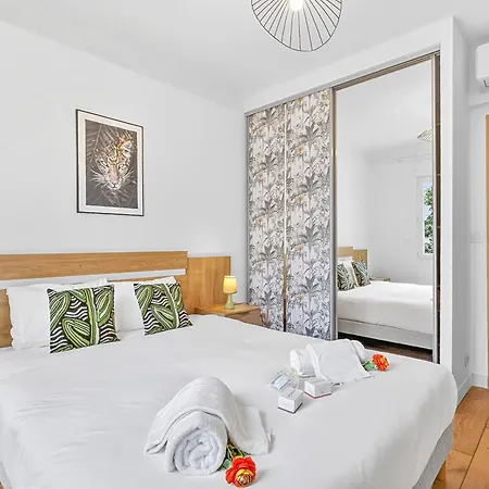 2 Bedrooms Center, Balcony - Happy